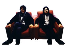 1stアルバムには弟・堀込泰行（写真右）が書き下ろし曲「サンダル」を提供したが、新作では兄・高樹（左）が参加。1980年代の正統アイドルソングを彷彿させる甘酸っぱいメロディが胸を打つ「プールの青は嘘の青」はキリンジファンも必聴。