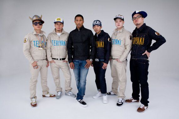 1月14日にはアルバムの先行シングルとして「WORK THAT feat.PHARRELL」をリリースする。
