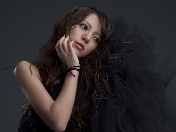 尊敬するCoccoからの楽曲提供を受け、感激のあまり涙を流したというalan。今後「音楽には国境がないことを、心を込めて丁寧に伝えていきたい」とその意気込みを語っている。