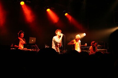 ステージ上の全メンバーが最高の笑顔でパフォーマンスを披露した。