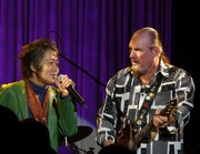 「ゴキゲンだぜ、ベイベー！」と叫んで観客を喜ばせた清志郎。家では新曲のデモテープ制作も行っているとのこと。