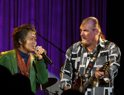 2008年11月にブルーノート東京で行われたBOOKER T. & The MG'sのライブに、清志郎が飛び入り出演した際の写真。