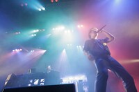 瀧から「金髪ブタ野郎」と呼ばれた卓球は、それに返すように「金髪ブタ野郎、金髪抜きブタ増しで！」と自身のことを表現している。（写真：北岡一浩）