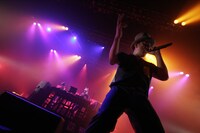 写真は11月21日の東京・SHIBUYA-AX公演の模様。今回の作品には翌日同会場で行われたライブの映像が収録される（写真：北岡一浩）。