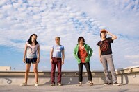 銀杏BOYZは映画主題歌「ニューヨークマラソン」を担当している。