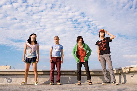 シングルは、若き日の少年メリケンサックが演奏する「ニューヨークマラソン」のビデオクリップを収録したDVD付き。映画の予告編も収録される。