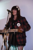 KORG社製のシンセサイザーを弾き倒すアイラ。胸のバッジには「CLICK ME!」と書かれているが、実際にアイラをクリックすると何が起こるのか気になるところ。