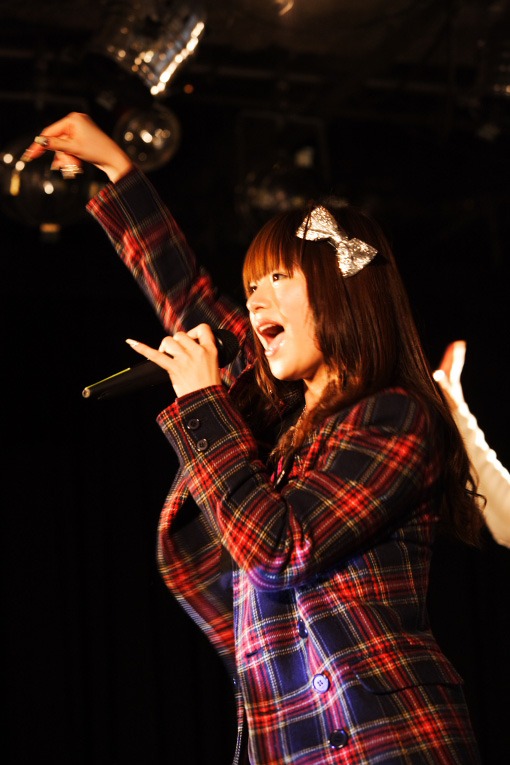 小指が立っているアイラ。