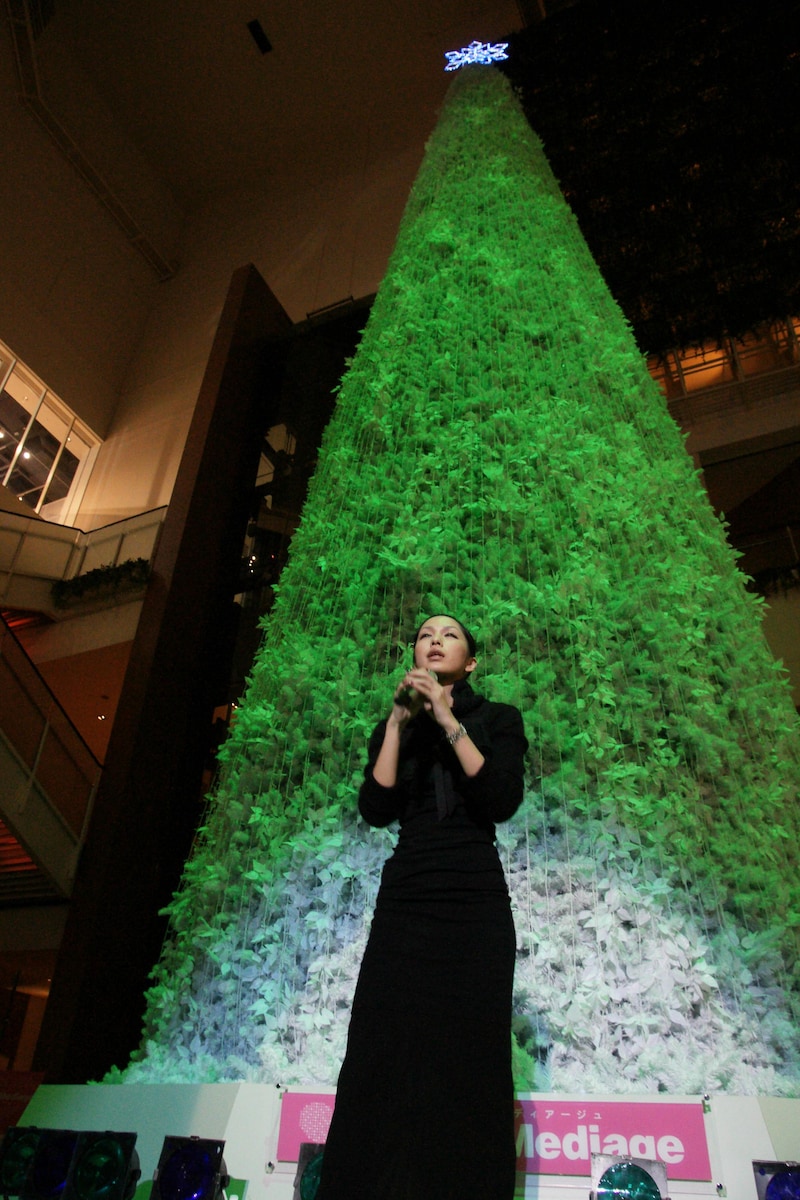 中島美嘉は2002年にメディアージュのクリスマスツリーをプロデュースしており、今回は約6年ぶりの登場。
