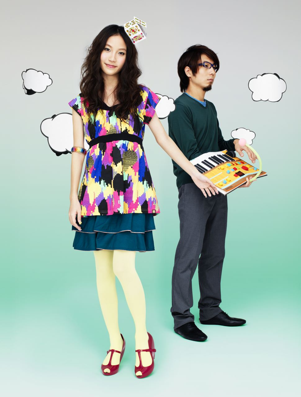 オリジナル楽曲の前に「歌詞」「トラック（カラオケ）」「サウンドマテリアル（サンプリング素材）」「楽譜」「MIDIデータ」などの素材が個別に配布されるという珍企画。ボーカロイドユーザーはぜひチャレンジしてみよう。