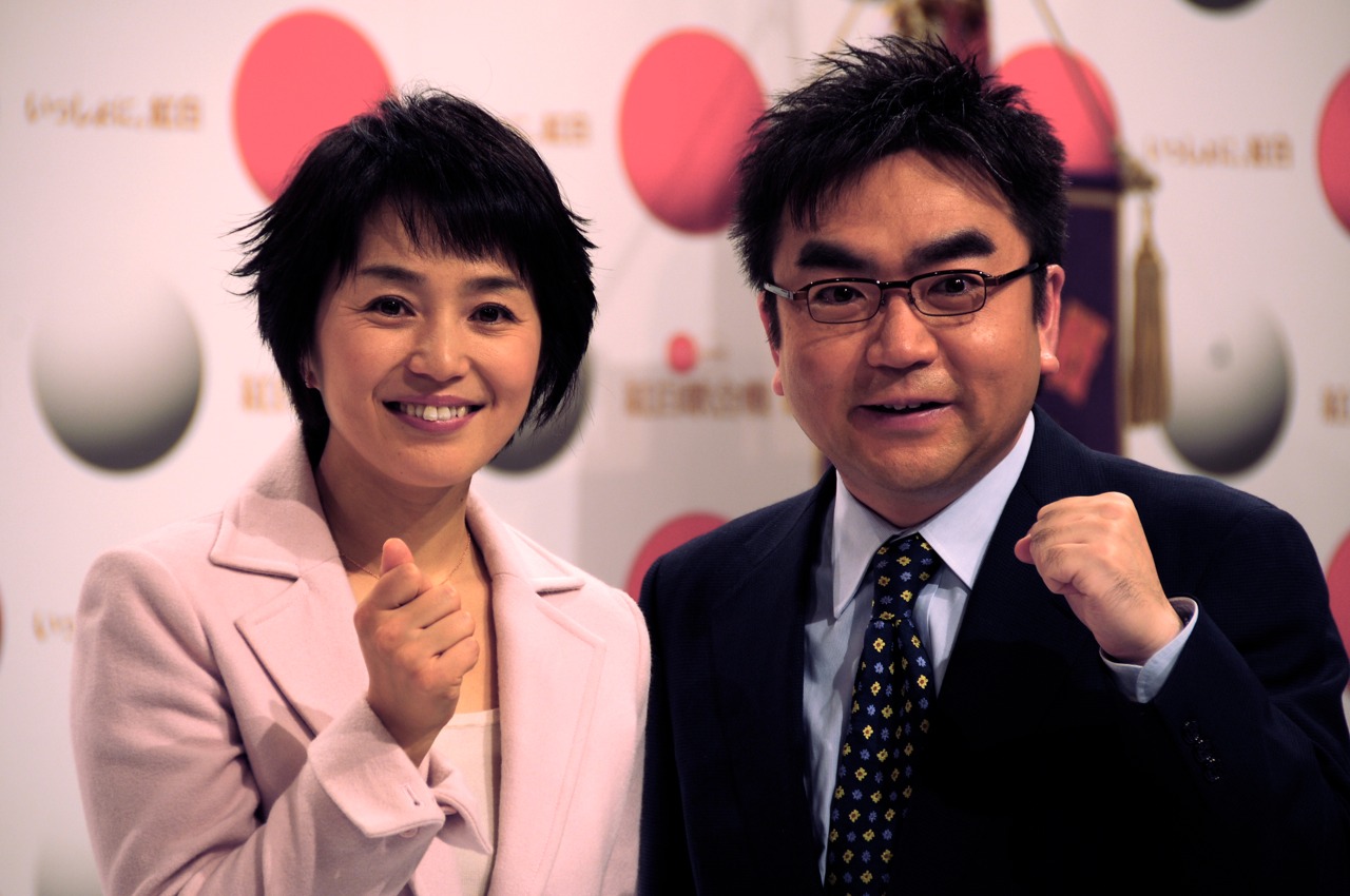 総合司会の小野文惠アナウンサー（左）と松本和也アナウンサー（右）。