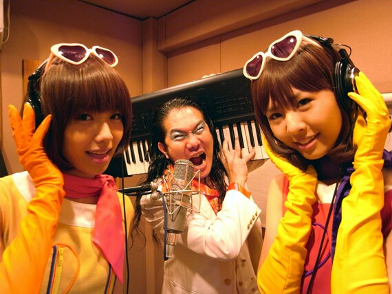 一般的なアイドルの枠を大きくはみ出しつつあるバニラビーンズに余計な手助けをする掟ポルシェ（写真中央）。