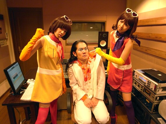 前回のゲストプロデューサー・掟ポルシェ（写真中央）とバニラビーンズの2人。今回はどのようなゲストメンバーがバニビをプロデュースするのか。