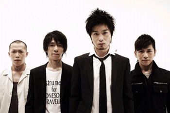 通販サイト「ROCKET-EXP.」ではイナ戦ツアーグッズ旧作品の在庫一掃セールを実施中。