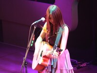 うつむき加減でアコースティックギターをかき鳴らす阿部真央。