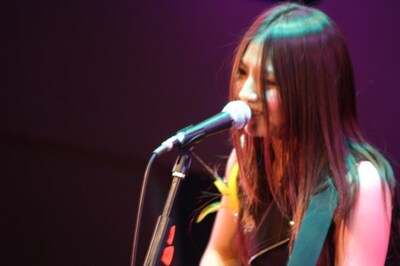 笑みをこぼしながら歌う阿部真央。後日ブログでは「楽しくライブできましたよ～♪♪　相変わらず緊張は全く抜けませんが。笑」とライブでの心境を振り返っている。