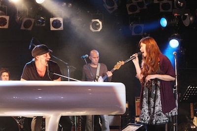 絢香（写真右）は「ダニエルから一緒に歌おう！と声を掛けてくれたことが本当に実現して嬉しいです。国は違うけど、お兄さんみたいな存在のダニエルと歌うのは、安心感と楽しさを感じます」とコメントした。