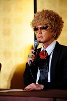 友人の綾小路翔（氣志團）は今回の引退について何か言っていたかという質問に対し、「彼とは最近音信不通。昨年ゴールデンアロー賞の音楽賞を受賞したことに嫉妬してるのでは」とコメント。