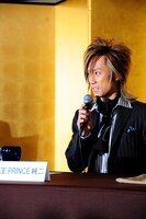 夜王“PRINCE”純二は「白金（プラチナ）のシルキーボイス」と賞される、奇跡の高音を持つシンガー＆ダンサー。