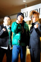 周りから言われるがままにガッツポーズを取る二代目DJ OZMA（中央）。