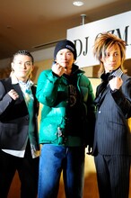 周りから言われるがままにガッツポーズを取る二代目DJ OZMA（中央）。