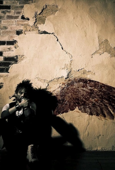 INORANは、先日4月15日にリリースされたOLIVIAのニューシングル「Sailing Free」に参加。息のあったコラボレーションを披露している。