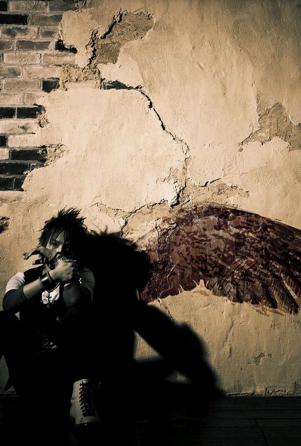 INORANは、先日4月15日にリリースされたOLIVIAのニューシングル「Sailing Free」に参加。息のあったコラボレーションを披露している。