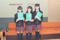 台本を持って記念写真を撮る可憐Girl's。