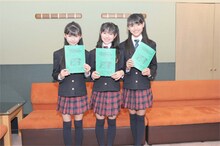 台本を持って記念写真を撮る可憐Girl's。