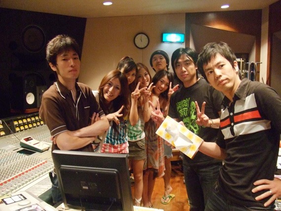 SCOOBIE DO×BRIGHTの“FUNKY8”が誕生。スクービーのボーカル・コヤマシュウ（写真右端）はレコーディング自体に参加していないものの、FUNK魂を注入すべくスタジオに駆けつけた。なぜティッシュ箱を握っているのかは不明。