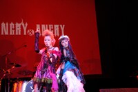 IZAMはHANGRY & ANGRYとの共演について、「可愛くも頼りがいのある妹分達と熱いライブにするぜぃ☆」とコメント。1stライブ以上に熱いステージが期待される（写真は11月28日、渋谷C.C.Lemonホールでの1stライブより）。