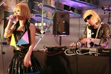 全部で4曲と短いセットリストながらも会場は大盛り上がりに。capsuleはこの後12月12日から始まるレコ発ツアー「capsule club tour 『MORE! MORE! MORE!』」で全国12都市を周る。