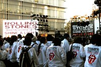 来場者にはストーンズのロゴ入り特製ジャケットがプレゼントされた。