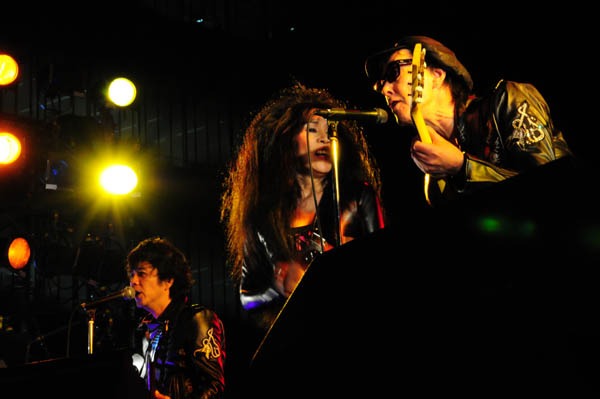 今年デビュー30周年を迎えたシナロケ。鮎川誠（写真右）はライブ中、「俺らは44年くらいストーンズのファンです」とコメント。