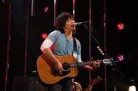 新潟りゅーとぴあ劇場で行われた全国ツアー初日公演では、「朝が来る前に」をギター1本の弾き語りで披露した。