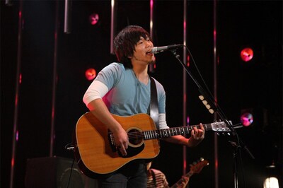 新潟りゅーとぴあ劇場で行われた全国ツアー初日公演では、「朝が来る前に」をギター1本の弾き語りで披露した。