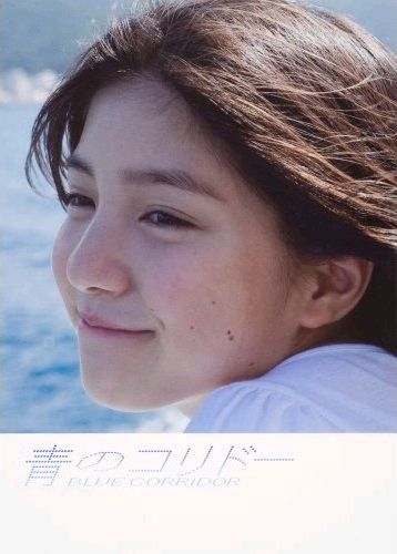 12月12日に発売される写真集「青のコリドー」。