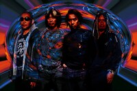 樋口宗孝（写真左から2番目）は1958年12月24日生まれ。1977年に高崎晃や影山ヒロノブらとレイジーでメジャーデビューして以降、日本のロック界を代表するドラマーとして活躍してきた。