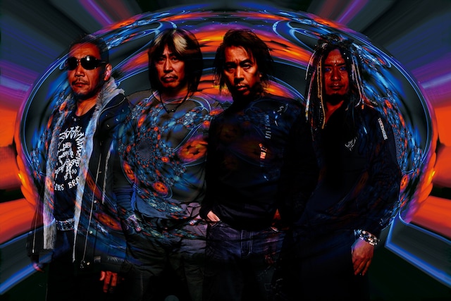 樋口宗孝（写真左から2番目）は1958年12月24日生まれ。1977年に高崎晃や影山ヒロノブらとレイジーでメジャーデビューして以降、日本のロック界を代表するドラマーとして活躍してきた。