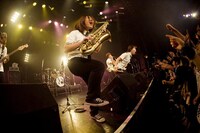 オレスカバンドは、11月28日に最新作「What a Wonderful World! vol.1」に伴う全国ツアーの年内最終公演を地元・大阪BIGCATで開催。大勢のファンの前でパワフルなパフォーマンスを披露した。