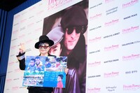 ピースサインを披露するオノ・ヨーコ。