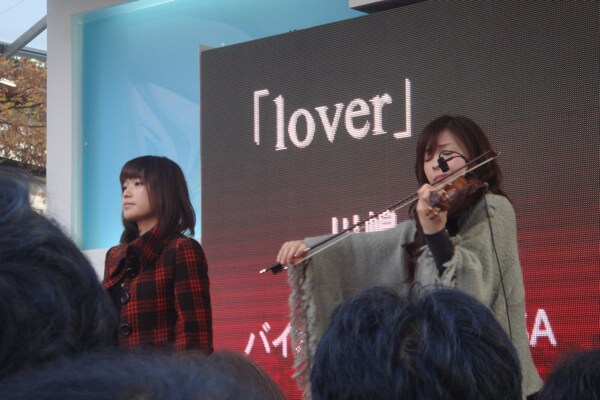 11月30日には、このアルバム発売を記念して渋谷109前にてスペシャルライブを実施。当日はアルバム収録曲「lover」を、原曲を歌う川嶋あいと一緒に演奏し、休日で人通りの多い渋谷の街を2人の奏でる癒しサウンドで包み込んだ。