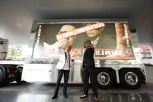 「バブルガムブラザーズ号」をバックに、広告ポスターと同じポーズをキメる2人。