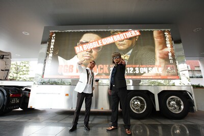 「バブルガムブラザーズ号」をバックに、広告ポスターと同じポーズをキメる2人。