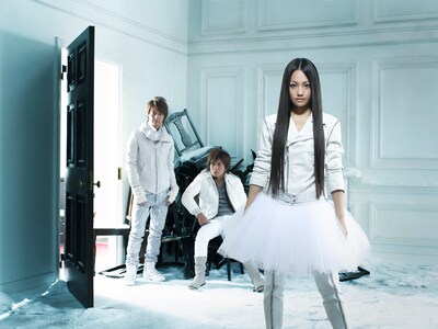 GIRL NEXT DOORのボーカル千紗は、毎週金曜日放送のテレビ朝日系ドラマ「歌のおにいさん」に女優として出演中。