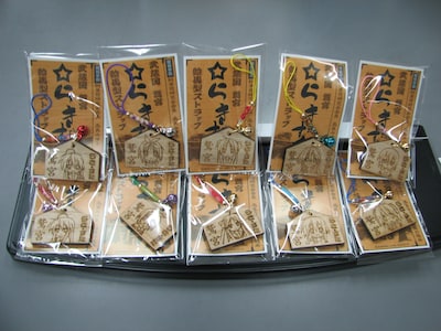 昨年販売された10種類のストラップ。こなた、かがみ、つかさが2種類ずつ。みゆき、みなみ、ゆたか、みさおが1種類ずつ