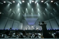 68名の演奏陣、指揮者・斎藤ネコ、そして椎名林檎による豪華なステージ（Photo by 外山繁）。