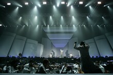 68名の演奏陣、指揮者・斎藤ネコ、そして椎名林檎による豪華なステージ（Photo by 外山繁）。