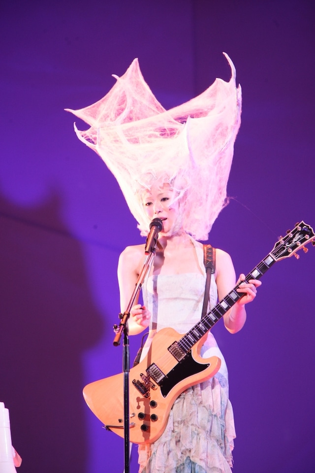 この日林檎と共にステージに登場したバンドメンバーは亀田誠治（B）、河村"カースケ"智康（Dr）、名越由貴夫（G）。オーケストラの指揮は長年にわたるパートナー、斎藤ネコが務めた（Photo by 外山繁）。