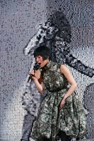 ライブ後半での衣装。兄・椎名純平も同じ柄のジャケットで登場した（Photo by 外山繁）。